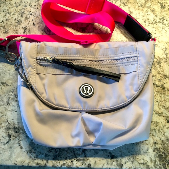 lululemon athletica Handbags - Rare Dune Festival bag 💖
